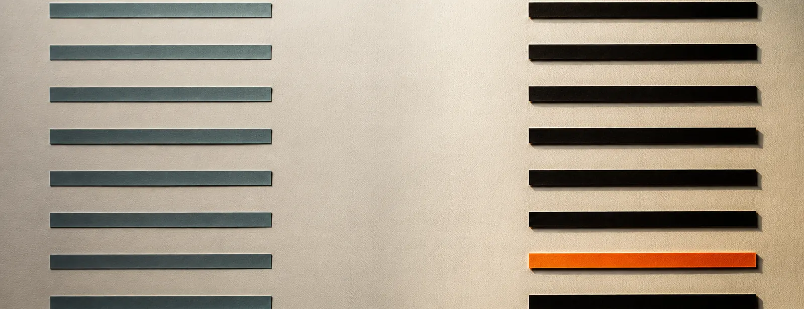 Deux panneaux rayés côte à côte : l’un gris pâle, presque illisible, l’autre très contrasté barré d’orange.
