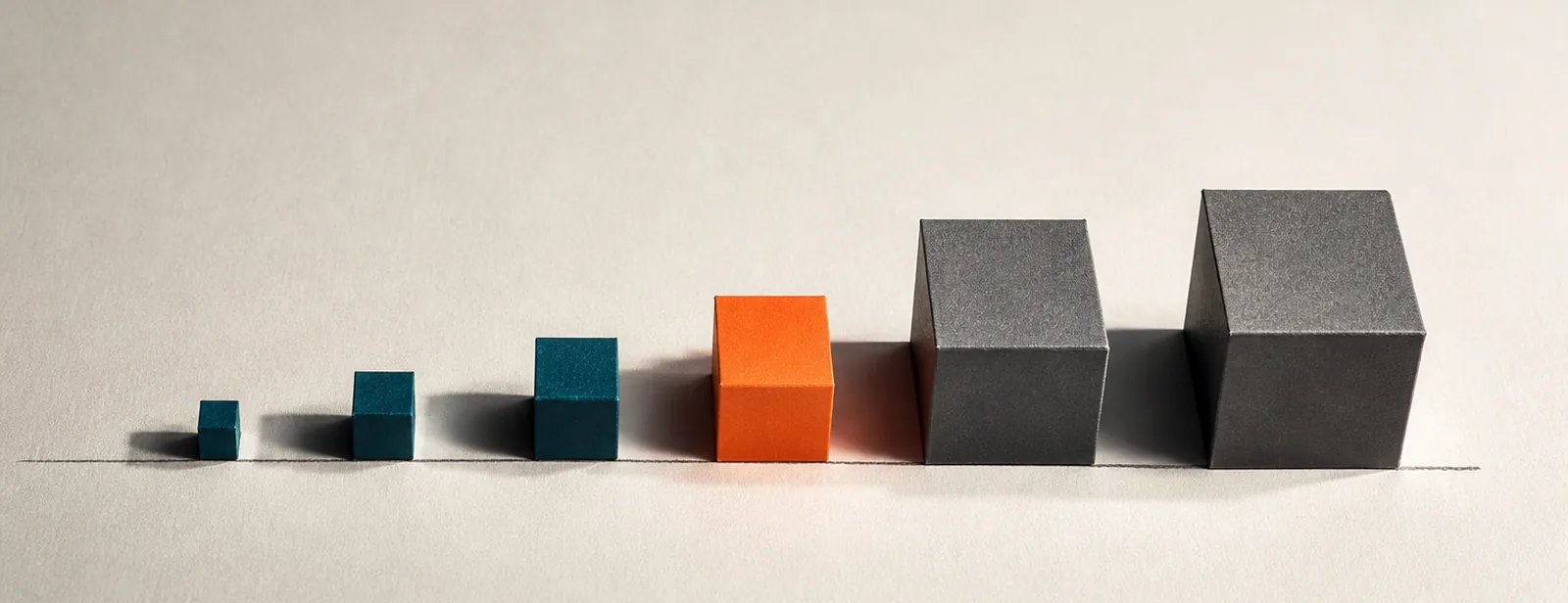 Une série de cubes de taille croissante, celui du milieu en orange.