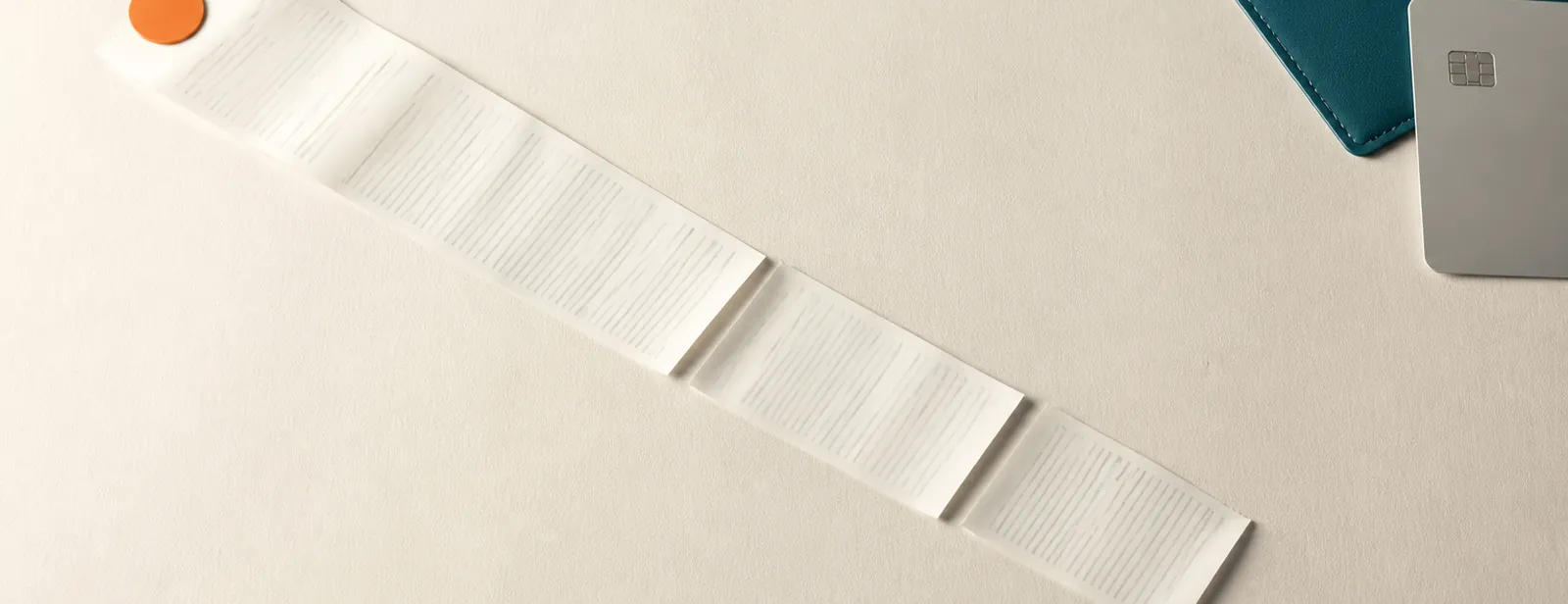 Une bande de papier pliée en segments rigoureusement égaux.