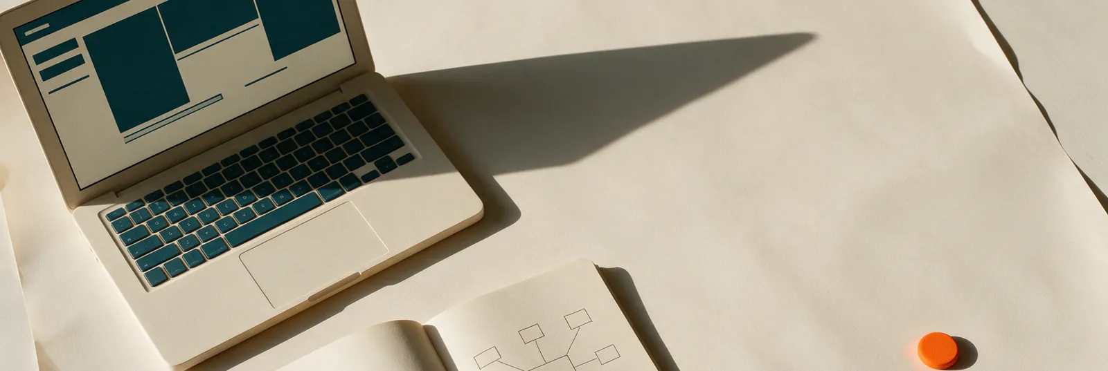 Un ordinateur portable et un carnet ouvert sur un schéma de modules
