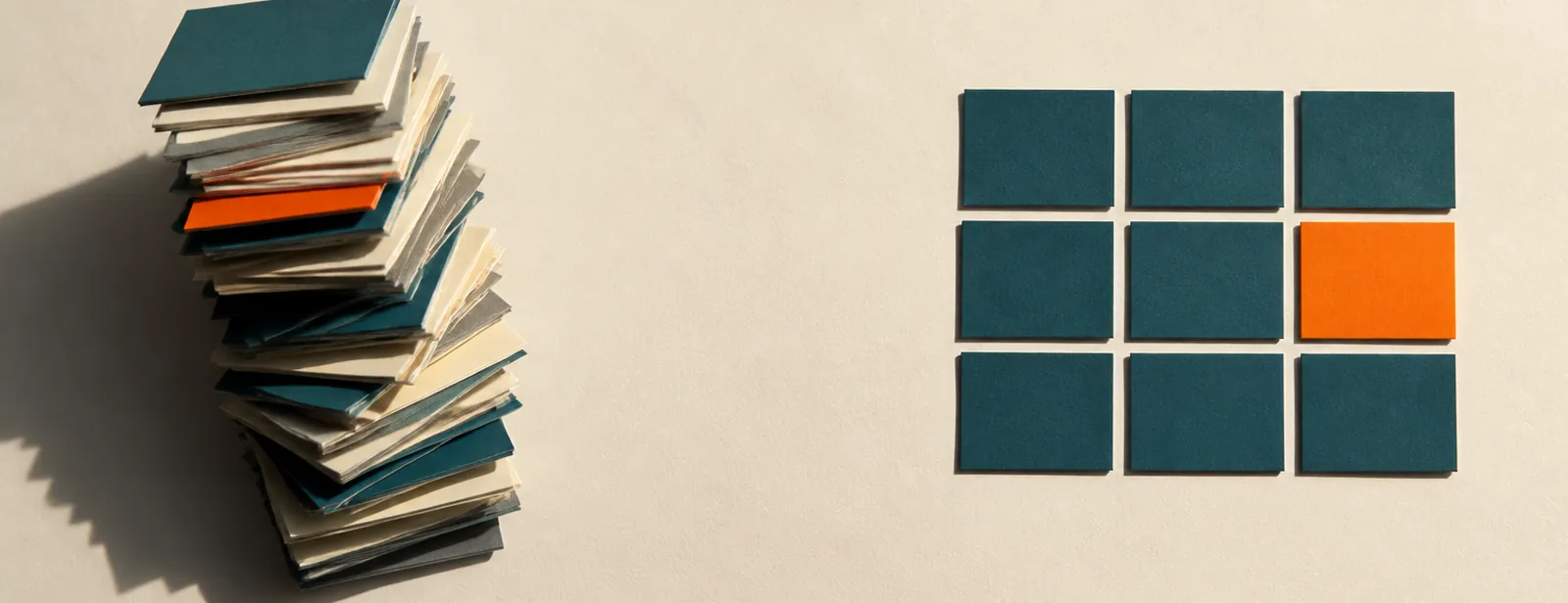 Une pile de feuillets, et à côté une grille de neuf tuiles dont une seule en orange.