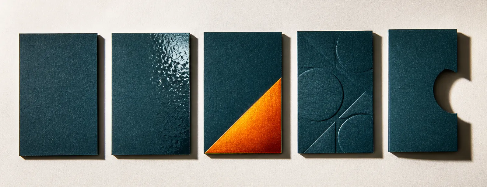 Cinq cartons identiques portant chacun une finition différente : vernis, marquage orange, gaufrage, découpe.
