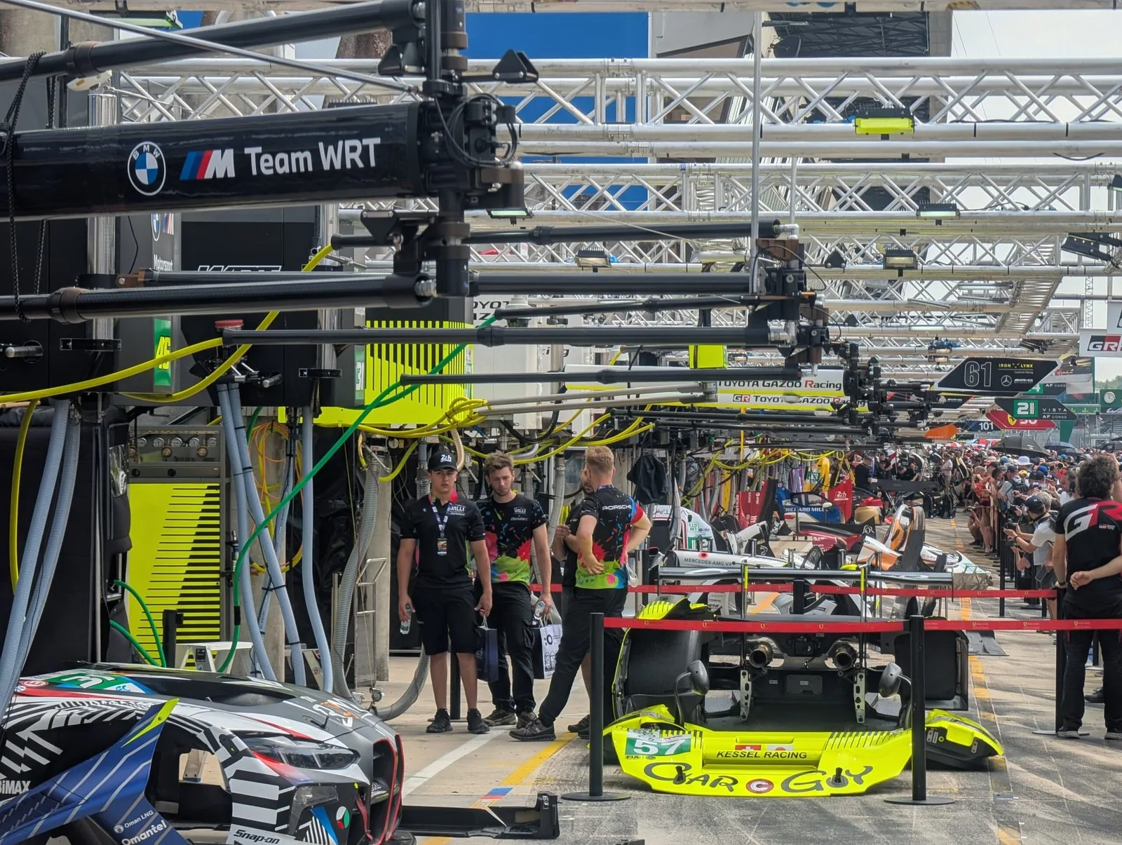 La voie des stands des 24 Heures du Mans