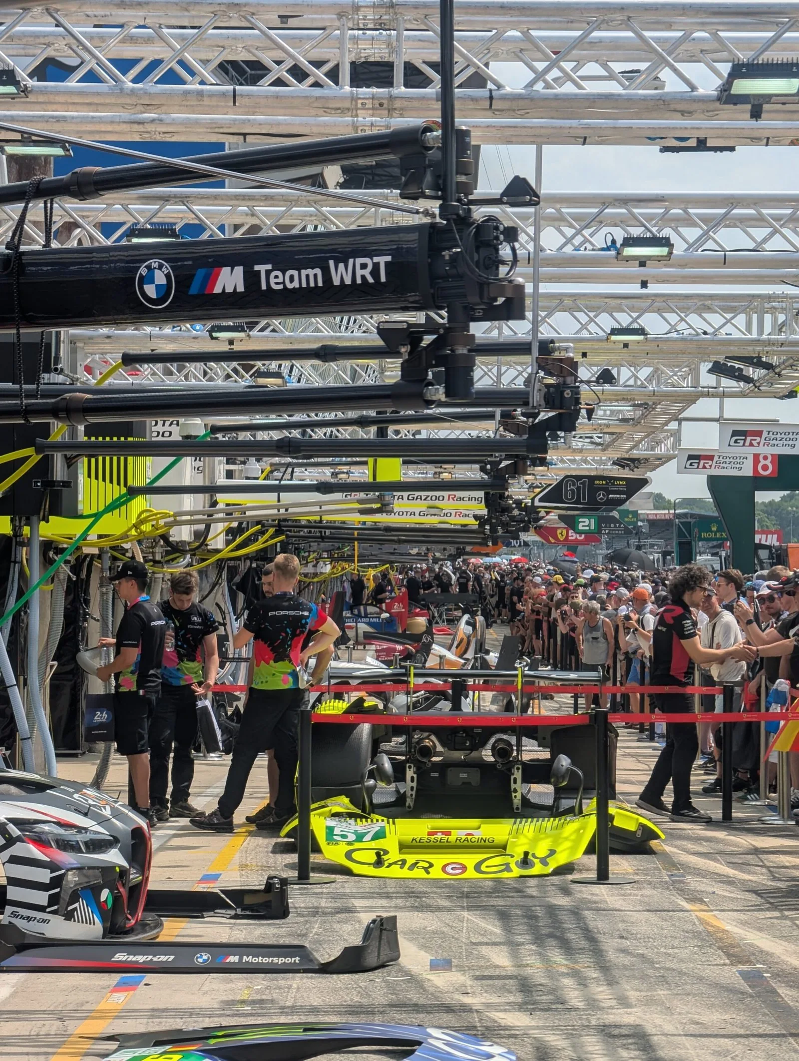 Une voiture de course dans son stand