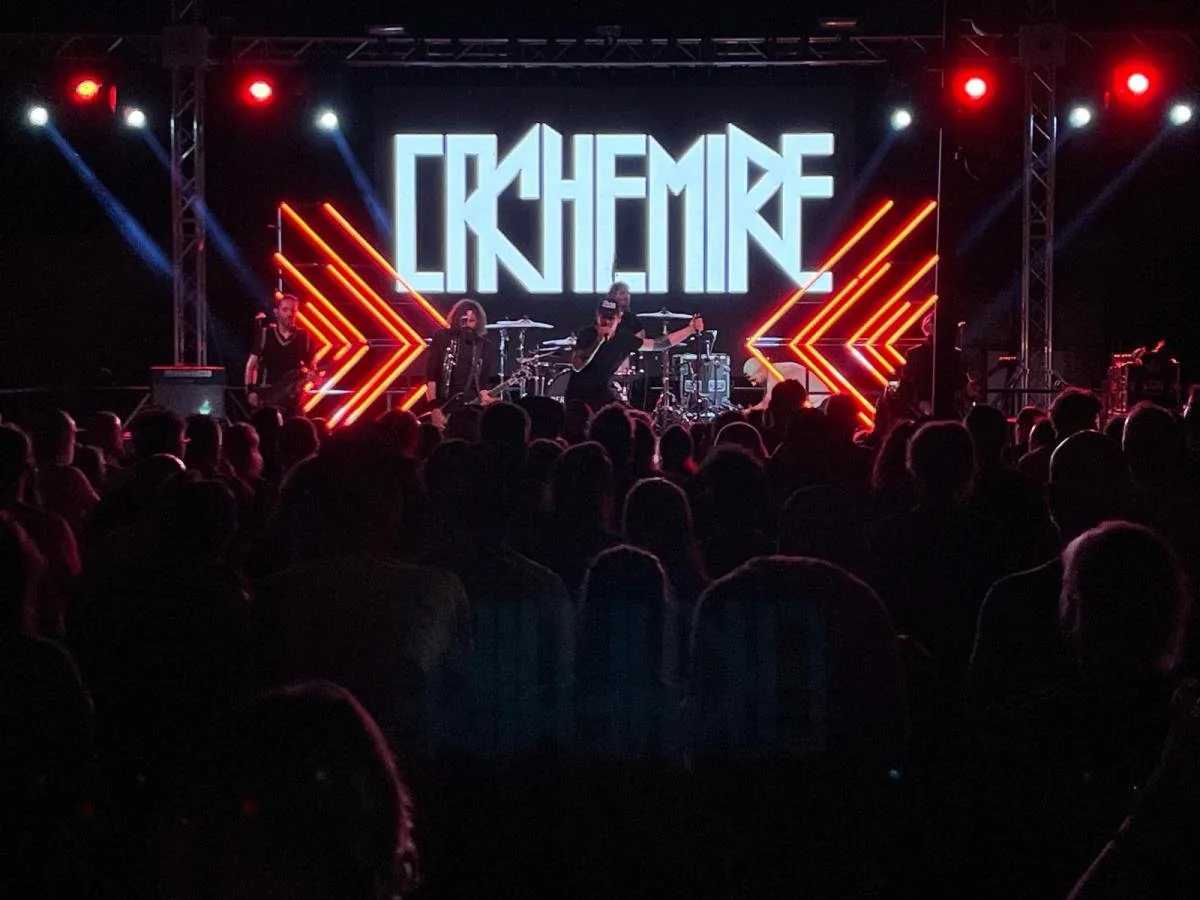 Un groupe sur la scène du festival