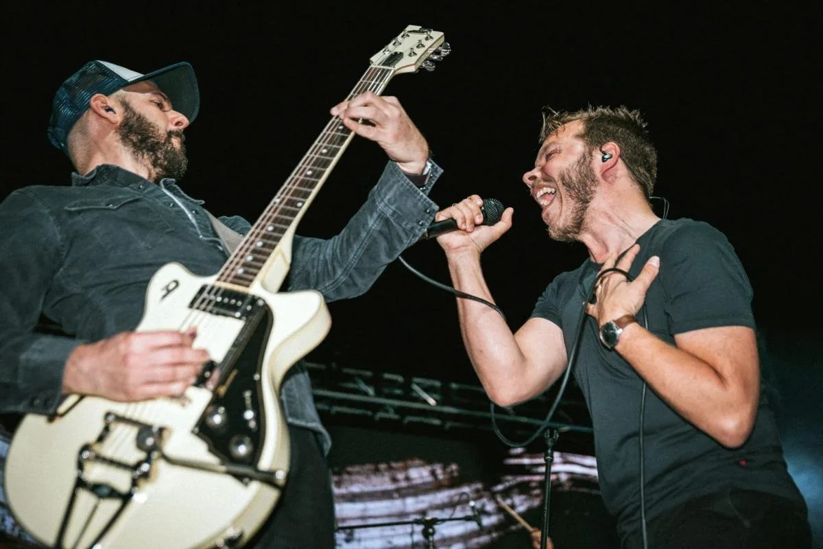 Deux musiciens sur scène